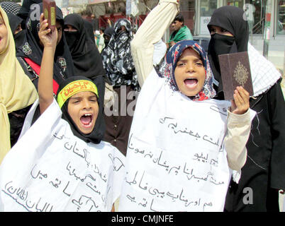 Unterstützer des Imamia Studenten Organisation (ISO) skandieren Parolen während Al-Quds-Kundgebung in Sukkur auf Freitag, 17. August 2012. Stockfoto