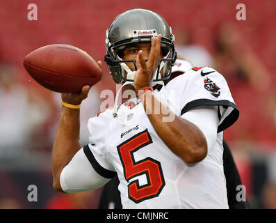 17. August 2012 - DANIEL WALLACE |   Times.TP 358006 WALL Bucs 2 (17.08.2012 Tampa) Tampa Bay Buccaneers quarterback Josh Freeman (5) erwärmt sich vor dem Spiel die Tennessee Titans. PREGAME Poloshirt: Tampa Bay Buccaneers spielen die Tennessee Titans im Raymond James Stadium während das zweite Spiel der Vorsaison. [DANIEL WALLACE, mal] (Kredit-Bild: © Tampa Bay Times/ZUMAPRESS.com) Stockfoto