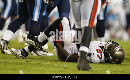 17. August 2012 - DANIEL WALLACE |   Times.TP 358006 WALL Bucs 11 (17.08.2012 Tampa) Tampa Bay Buccaneers LeGarrette Blount (27) Winces Schmerzen nach einem Spiel im zweiten Quartal zurück laufen. PREGAME Poloshirt: Tampa Bay Buccaneers spielen die Tennessee Titans im Raymond James Stadium während das zweite Spiel der Vorsaison. Nach der ersten Hälfte gewinnen die Tennessee Titans 20-7. [DANIEL WALLACE, mal] (Kredit-Bild: © Tampa Bay Times/ZUMAPRESS.com) Stockfoto