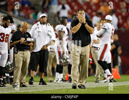 17. August 2012 - DANIEL WALLACE |   Times.TP 358006 WALL Bucs 19 (17.08.2012 Tampa) Tampa Bay Buccaneers head Coach Greg Schiano Tücher sein Gesicht als die letzten zwei Minuten Tice Weg von einem 30-7-Niederlage gegen die Tennessee Titans. ZWEITE Hälfte Aktion: Die Tampa Bay Buccaneers spielen die Tennessee Titans im Raymond James Stadium während das zweite Spiel der Vorsaison. Die Tennessee Titans gewonnen 30-7. [DANIEL WALLACE, mal] (Kredit-Bild: © Tampa Bay Times/ZUMAPRESS.com) Stockfoto