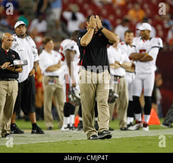 17. August 2012 - DANIEL WALLACE |   Times.TP 358006 WALL Bucs 18 (17.08.2012 Tampa) Tampa Bay Buccaneers head Coach Greg Schiano Tücher sein Gesicht als die letzten zwei Minuten Tice Weg von einem 30-7-Niederlage gegen die Tennessee Titans. ZWEITE Hälfte Aktion: Die Tampa Bay Buccaneers spielen die Tennessee Titans im Raymond James Stadium während das zweite Spiel der Vorsaison. Die Tennessee Titans gewonnen 30-7. [DANIEL WALLACE, mal] (Kredit-Bild: © Tampa Bay Times/ZUMAPRESS.com) Stockfoto