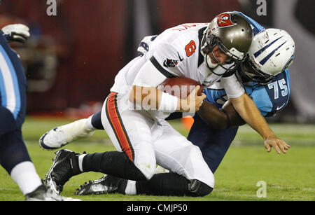 17. August 2012 - DANIEL WALLACE |   Times.TP 358006 WALL Bucs 22 (17.08.2012 Tampa) Tampa Bay Buccaneers Quarterback Dan Orlovsky (6) wird abgebaut durch Tennessee Titans defensive end Keyunta Dawson (75) im dritten Quartal. ZWEITE Hälfte Aktion: Die Tampa Bay Buccaneers spielen die Tennessee Titans im Raymond James Stadium während das zweite Spiel der Vorsaison. Die Tennessee Titans gewonnen 30-7. [DANIEL WALLACE, mal] (Kredit-Bild: © Tampa Bay Times/ZUMAPRESS.com) Stockfoto