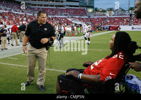 17. August 2012 - DANIEL WALLACE |   Times.TP 358006 WALL Bucs 24 (17.08.2012 Tampa) Tampa Bay Buccaneers Haupttrainer Greg Schiano im Gespräch mit Eric LeGrand, der honary Mannschaftskapitän für den Münzwurf war. GROßE Winkel Kamera: Die Tampa Bay Buccaneers spielen die Tennessee Titans im Raymond James Stadium während das zweite Spiel der Vorsaison. Die Tennessee Titans gewonnen 30-7. [DANIEL WALLACE, mal] (Kredit-Bild: © Tampa Bay Times/ZUMAPRESS.com) Stockfoto