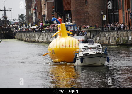 Danzig, Polen 18. August 2012 gelbe u-Boot auf der Mottlau. Leistung organisiert in den 50. Jahrestag des ersten The Beatles-Konzerts mit historischen Bandmitglieder. Yellow Submarine ist eines der Ereignisse von der "Woche der Legende - Gdansk ist das Beatles-Jubiläum". Stockfoto