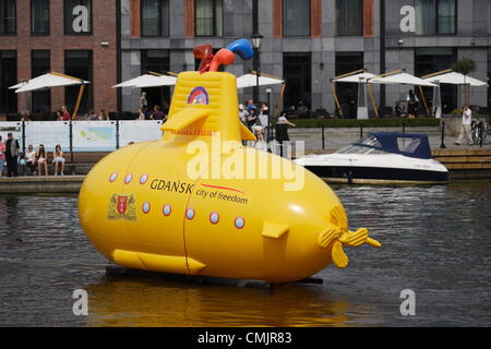 Danzig, Polen 18. August 2012 gelbe u-Boot auf der Mottlau. Leistung organisiert in den 50. Jahrestag des ersten The Beatles-Konzerts mit historischen Bandmitglieder. Yellow Submarine ist eines der Ereignisse von der "Woche der Legende - Gdansk ist das Beatles-Jubiläum". Stockfoto