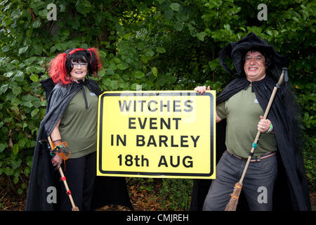 Gerste, Lancashire, UK. Samstag, den 18. August versuchen 2012.Robert und Anne Anderson in den offiziellen Guinness-Weltrekord für die größte Zusammenkunft von Menschen als Hexen verkleidet. Die Gelder gehen Sie zu Pendleside Hospiz. Stockfoto