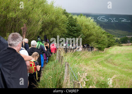 Gerste, Lancashire, UK. Samstag, den 18. August 2012.Walkers an der großen Hexe Veranstaltung Gerste, im Stadtteil Pendle. Offizielle Guinness-Weltrekord-Versuch für die größte Zusammenkunft von Menschen als Hexen verkleidet. Die Gelder gehen Sie zu Pendleside Hospiz. Stockfoto