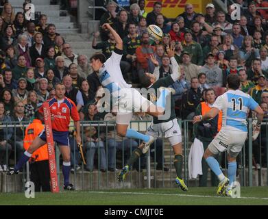 CAPE TOWN, SOUTH AFRICA - 18. AUGUST Argentinien Verteidiger Lucas Amorosino und Springbok Flügel Bryan Habana konkurriert für den Ball während der Burg Rugby Championship Match zwischen Südafrika und Argentinien bei DHL Newlands Stadion am 18. August 2012 in Kapstadt, Südafrika-Foto von Carl Fourie / Gallo Images Stockfoto