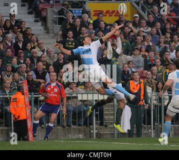 CAPE TOWN, SOUTH AFRICA - 18. AUGUST Argentinien Verteidiger Lucas Amorosino und Springbok Flügel Bryan Habana konkurriert für den Ball während der Burg Rugby Championship Match zwischen Südafrika und Argentinien bei DHL Newlands Stadion am 18. August 2012 in Kapstadt, Südafrika-Foto von Carl Fourie / Gallo Images Stockfoto