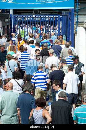 18. August 2012. Fans sammeln am Eröffnungstag English Premier League Fussball Saison um die Befestigung zwischen den Queens Park Rangers und Swansea zu sehen Stockfoto