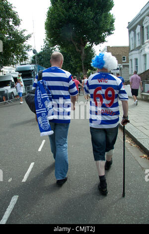 18. August 2012. Fans sammeln am Eröffnungstag English Premier League Fussball Saison um die Befestigung zwischen den Queens Park Rangers und Swansea zu sehen Stockfoto