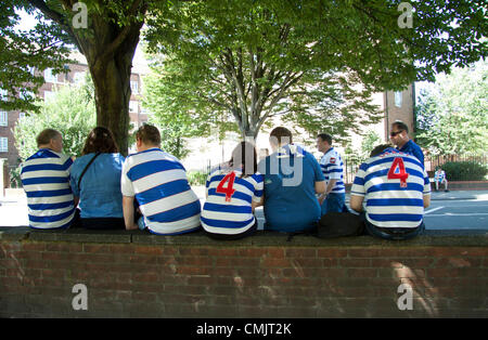 18. August 2012. Fans sammeln am Eröffnungstag English Premier League Fussball Saison um die Befestigung zwischen den Queens Park Rangers und Swansea zu sehen Stockfoto