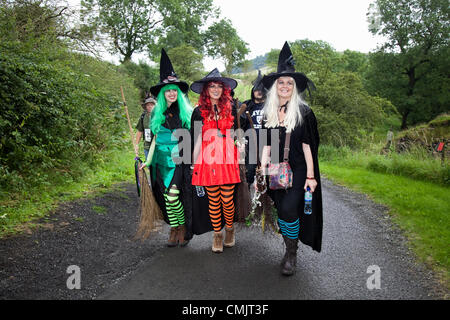 Lancashire, UK. Samstag, 18. August 2012.  Sophie Lee, Jo Preis-Jones, und Helen Primlott aus Manchester, bei der großen Hexe Veranstaltung Gerste, im Stadtteil Pendle in Lancashire, England. Offizielle Guinness-Weltrekord Versuch, "die größte Zusammenkunft von Menschen als Hexen, Beschaffung von Mitteln für Pendleside Hospiz verkleidet. Stockfoto