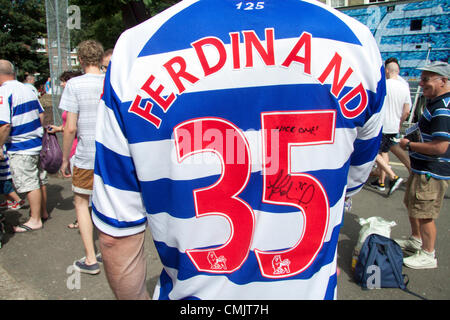 18. August 2012. Fans sammeln am Eröffnungstag English Premier League Fussball Saison um die Befestigung zwischen den Queens Park Rangers und Swansea zu sehen Stockfoto