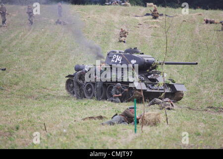 Tokary, Polen 18. August 2012 Przodkowo 1945 - historisches Reenactment der WWII-Schlacht in der Nähe von TheTokary und Przodkowo Dörfer.  Im März 1945 traf russische und polnische Armee mit deutschen nad nach der verzweifelten Kampf Nazis besiegten. Stockfoto