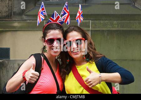 18. August 2012 Noemi Honoz und Raquel Sanchez, zwei spanische Mädchen im Urlaub in Edinburgh, besuchen das Edinburgh Fringe Festival, Haarbänder mit den Union Jack-Flaggen darauf tragen. Foto in High Street-Edinburgh, Schottland, UK Stockfoto
