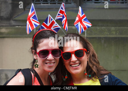 18. August 2012 Noemi Honoz und Raquel Sanchez, zwei spanische Mädchen im Urlaub in Edinburgh, besuchen das Edinburgh Fringe Festival, Haarbänder mit den Union Jack-Flaggen darauf tragen. Foto in High Street, Royal Mile, Edinburgh, Scotland, UK Stockfoto