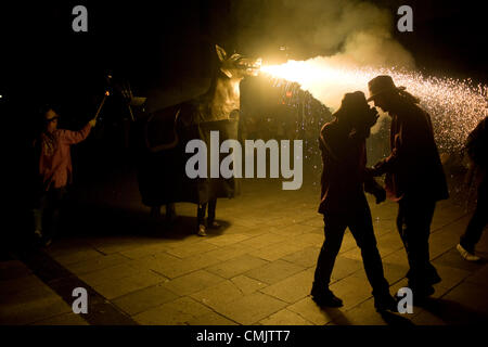 Barcelona, Katalonien, Spanien. 18. August 2012. Karton Pferd, Feuer zu speien, während der Feier des Sant Roc Festival im gotischen Viertel von Barcelona. "Correfocs" (Runfires) sind eine alte und traditionelle katalanische Sitte wo Menschen angezogen, wie Teufel Feuerwerkskörper und Fackeln in die Luft sprengen. Stockfoto