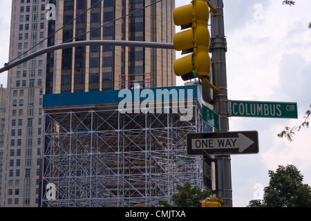 19. August 2012. USA. "Entdeckung Columbus" von dem japanischen Künstler Tatzu Nishi. Gerüst umgibt die ikonische Statue von Kolumbus am NY Columbus Circle. Es wird ein "Wohnzimmer" oben auf dem Gerüst komplett mit Sofas, Stühlen, Lampen und Bodenbeläge platziert, so dass Besucher ein paar Minuten mit der Statue in "seinem Home" verbringen können. Stockfoto