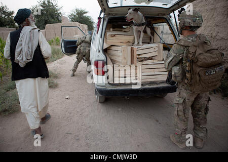 7. August 2012 - Zharay District, Provinz Kandahar, Afghanistan - TEDD Handler SPC. Suchen Sie Alexander Reimer, 4th Brigade Combat Team, 82nd Airborne Division und seinem Hund Howard einen van im Zharay Bezirk. Der 82nd Airborne Division 4th Brigade Combat Team hat eine einzigartige Taktik gegen die zunehmende Bedrohung der improvisierten Sprengsatz in Afghanistan, taktische Sprengstoff-Spürhunde eingesetzt. Die TEDD Teams sind ins Feld geschickt, Fuß Patrouillen zu begleiten, wo sie effektiv bei der Aufdeckung von IED Gefahren sind. Im Gegensatz zu traditionellen militärischen Working Dog-Teams, die in die Armee verwendet hat Stockfoto