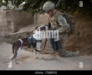 7. August 2012 - Zharay District, Provinz Kandahar, Afghanistan - TEDD Handler SPC. ALEXANDER REIMER, 4th Brigade Combat Team, 82nd Airborne Division und seinem Hund Howard Stop für einen Drink während einer Fuß-Patrouille. Der 82nd Airborne Division 4th Brigade Combat Team hat eine einzigartige Taktik gegen die zunehmende Bedrohung der improvisierten Sprengsatz in Afghanistan, taktische Sprengstoff-Spürhunde eingesetzt. Die TEDD Teams sind ins Feld geschickt, Fuß Patrouillen zu begleiten, wo sie effektiv bei der Aufdeckung von IED Gefahren sind. Im Gegensatz zu traditionellen militärischen Working Dog-Teams, die die Armee hat u Stockfoto