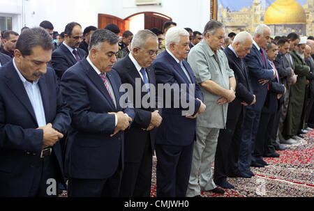 25. April 2008 - teilnehmen Ramallah, Westjordanland, Palästinensische Autonomiegebiete - Palästinenserpräsident Mahmoud Abbas und sein Premierminister Salam Fayyad am frühen Morgen Eid Al-Fitr Gebet Hauptquartier der palästinensischen Autonomiebehörde in der Westbank-Stadt Ramallah am 19. August 2012. Muslime auf der ganzen Welt feiern den ersten Tag des Eid al-Fitr, das drei-Tage-Urlaub, der markiert das Ende des Fastenmonats Ramadan (Credit-Bild: © Thaer Ganaim/APA Images/ZUMAPRESS.com) Stockfoto