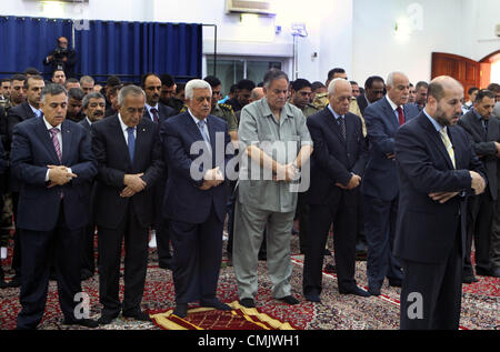 25. April 2008 - teilnehmen Ramallah, Westjordanland, Palästinensische Autonomiegebiete - Palästinenserpräsident Mahmoud Abbas und sein Premierminister Salam Fayyad am frühen Morgen Eid Al-Fitr Gebet Hauptquartier der palästinensischen Autonomiebehörde in der Westbank-Stadt Ramallah am 19. August 2012. Muslime auf der ganzen Welt feiern den ersten Tag des Eid al-Fitr, das drei-Tage-Urlaub, der markiert das Ende des Fastenmonats Ramadan (Credit-Bild: © Thaer Ganaim/APA Images/ZUMAPRESS.com) Stockfoto