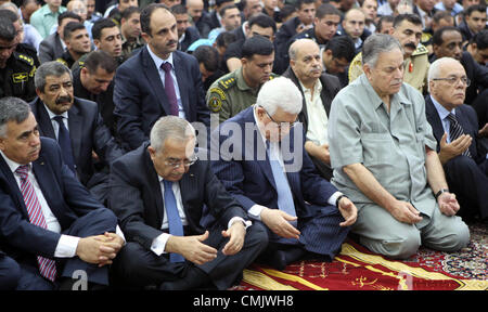 25. April 2008 - teilnehmen Ramallah, Westjordanland, Palästinensische Autonomiegebiete - Palästinenserpräsident Mahmoud Abbas und sein Premierminister Salam Fayyad am frühen Morgen Eid Al-Fitr Gebet Hauptquartier der palästinensischen Autonomiebehörde in der Westbank-Stadt Ramallah am 19. August 2012. Muslime auf der ganzen Welt feiern den ersten Tag des Eid al-Fitr, das drei-Tage-Urlaub, der markiert das Ende des Fastenmonats Ramadan (Credit-Bild: © Thaer Ganaim/APA Images/ZUMAPRESS.com) Stockfoto