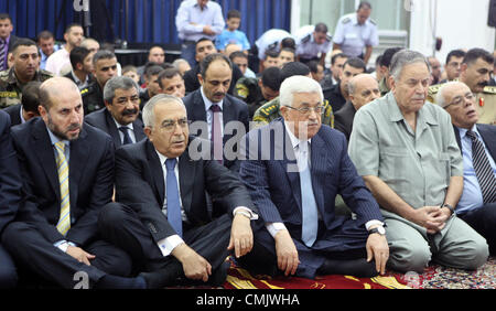 25. April 2008 - teilnehmen Ramallah, Westjordanland, Palästinensische Autonomiegebiete - Palästinenserpräsident Mahmoud Abbas und sein Premierminister Salam Fayyad am frühen Morgen Eid Al-Fitr Gebet Hauptquartier der palästinensischen Autonomiebehörde in der Westbank-Stadt Ramallah am 19. August 2012. Muslime auf der ganzen Welt feiern den ersten Tag des Eid al-Fitr, das drei-Tage-Urlaub, der markiert das Ende des Fastenmonats Ramadan (Credit-Bild: © Thaer Ganaim/APA Images/ZUMAPRESS.com) Stockfoto