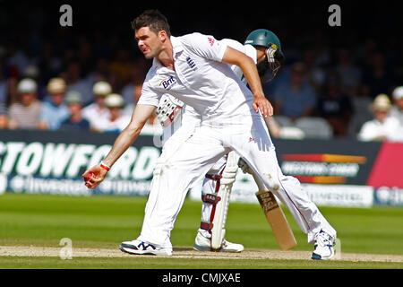 19.08.2012 London, England.England von James Anderson Felder aus seinem eigenen Bowling während der dritten Investec Cricket Test Länderspiel zwischen England und Südafrika, spielte an der Lords Cricket Ground: obligatorische Kredit: Mitchell Gunn Stockfoto