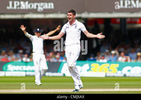19.08.2012 London, England. Englands James Anderson spricht für ein Wicket während der dritten Investec Cricket Test Länderspiel zwischen England und Südafrika, spielte bei der Lords Cricket Ground: obligatorische Kredit: Mitchell Gunn Stockfoto