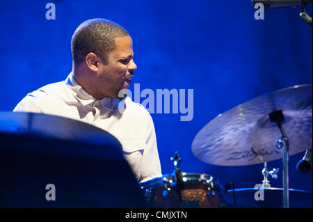 LINCOLN, CA-18 August: Karriem Riggins führt mit Diana Krall im Thunder Valley Casino Resort in Lincoln, Kalifornien am 18. August 2012 Stockfoto