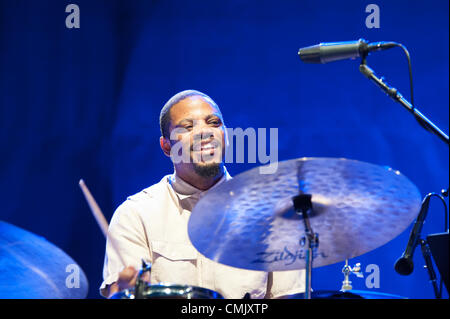 LINCOLN, CA-18 August: Karriem Riggins führt mit Diana Krall im Thunder Valley Casino Resort in Lincoln, Kalifornien am 18. August 2012 Stockfoto