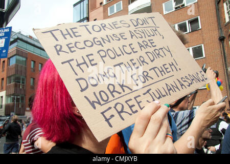 19. August 2012. London UK.   Fans von Julian Assange vor der Botschaft von Ecuador am Tag Herr Assange macht seine erste öffentliche Erklärung seit dem Einstieg in der Botschaft von Ecuador am 19. Juni 2012 Stockfoto