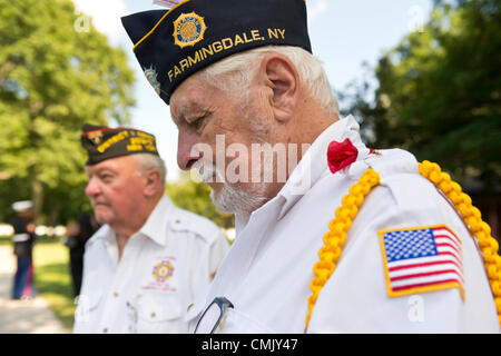 18. August 2012 - Farmingdale, New York, USA: (L-R) BOB FULLAM, Veteranen der ausländischen Kriege der US-Post 516 und einem Bezirkskommandant und PHIL STREHL, stellvertretender Kommandant der Farmingdale Post 449 der American Legion, sind unter Hunderten, die an der Beerdigung Zeremonie des Marine-Lanze-Obergefreites Greg Buckley Jr., 21 - Oceanside Native in Afghanistan getötet 9 Tage früher - auf Long Island National Cemetery. Stockfoto