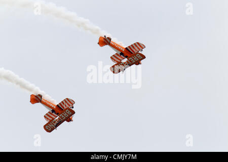 2012-08-19 Unternehmen Flugplatz Northampton UK Airshow, die Königin diamantenes Jubiläum zu feiern. Breitling Wingwalkers - Boeing Stearman Modell 75 Bi-Plane ist ein Doppeldecker als ein militärisches Schulflugzeug Stockfoto