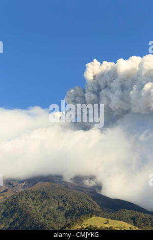 BANOS ECUADOR 19. AUGUST 2012 VULKAN HOCHAKTIVE TUNGURAHUA IN ECUADOR BRICHT MIT MÄCHTIG GAS UND LAVA-EMISSIONEN BEI 21 55GMT Stockfoto