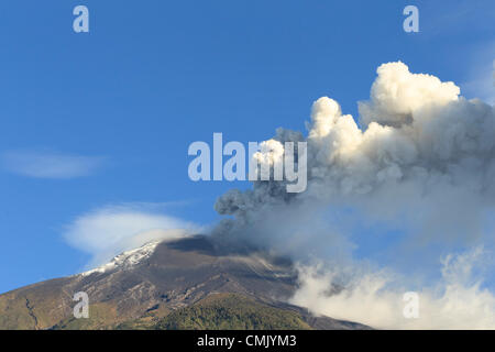 BANOS ECUADOR 19. AUGUST 2012 VULKAN HOCHAKTIVE TUNGURAHUA IN ECUADOR BRICHT MIT MÄCHTIG GAS UND LAVA-EMISSIONEN BEI 21 55GMT Stockfoto