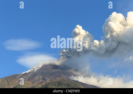 BANOS ECUADOR 19. AUGUST 2012 VULKAN HOCHAKTIVE TUNGURAHUA IN ECUADOR BRICHT MIT MÄCHTIG GAS UND LAVA-EMISSIONEN BEI 21 55GMT Stockfoto