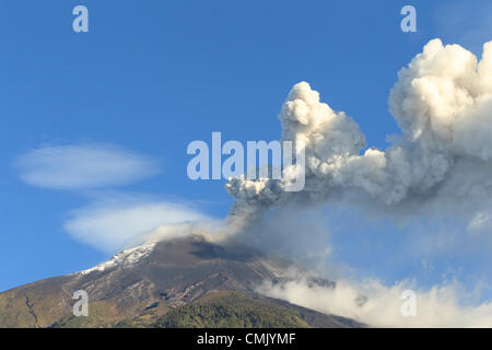 BANOS ECUADOR 19. AUGUST 2012 VULKAN HOCHAKTIVE TUNGURAHUA IN ECUADOR BRICHT MIT MÄCHTIG GAS UND LAVA-EMISSIONEN BEI 21 55GMT Stockfoto