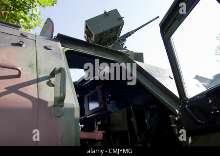 Tag der offenen Tür des Verteidigungsministeriums in Berlin.  Autokanone montiert auf ein gepanzertes Fahrzeug. Stockfoto