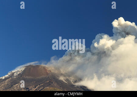 BANOS ECUADOR 19. AUGUST 2012 VULKAN HOCHAKTIVE TUNGURAHUA IN ECUADOR BRICHT MIT MÄCHTIG GAS UND LAVA-EMISSIONEN BEI 21 55GMT Stockfoto