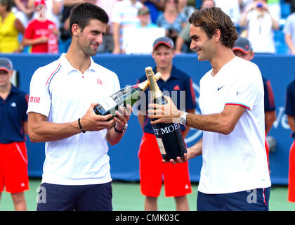 19. August 2012: Roger Federer (SUI) und Novak Djokovic (SRB) halten ihre Festschriften Flaschen nach der Herren Einzel Finale wo Roger Federer Novak Djokovic 6-0, 7: 6 (8-6) in den westlichen und südlichen Open im Lindner Familie Tennis Center in Cincinnati, Ohio besiegt. Stockfoto