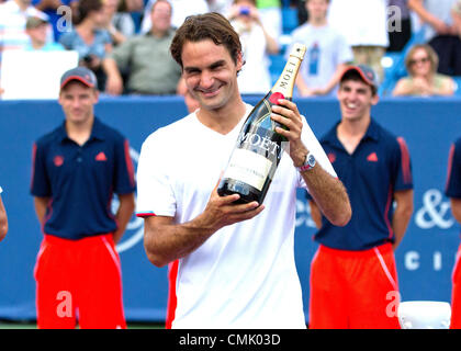 19. August 2012: Roger Federer (SUI) hält seine Festschrift Flasche nach der Herren Einzel Finale wo Roger Federer Novak Djokovic 6-0, 7: 6 (8-6) in den westlichen und südlichen Open im Lindner Familie Tennis Center in Cincinnati, Ohio besiegt. Stockfoto