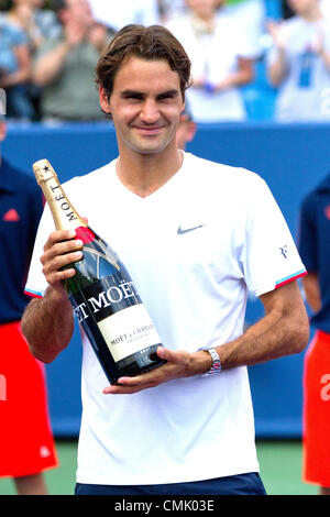 19. August 2012: Roger Federer (SUI) hält seine Festschrift Flasche nach der Herren Einzel Finale wo Roger Federer Novak Djokovic 6-0, 7: 6 (8-6) in den westlichen und südlichen Open im Lindner Familie Tennis Center in Cincinnati, Ohio besiegt. Stockfoto