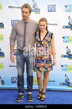 19. August 2012 - Los Angeles, Kalifornien, USA - Dax Shepard, Kristen Bell besucht die tun etwas Awards 2012 im Barker Aufhänger in Santa Monica, Kalifornien am statt 19. August 2012. 2012 (Kredit-Bild: © D. Long/Globe Photos/ZUMAPRESS.com) Stockfoto