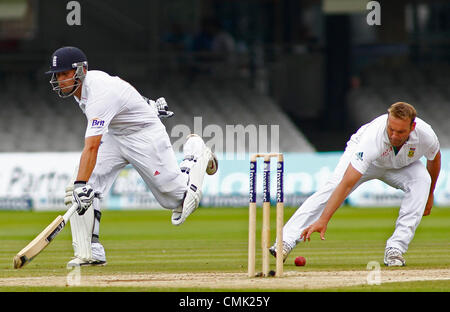 20.08.2012-London, England. Englands Jonathan Trott läuft Südafrikas Jacques Kallis versucht, ihn während der dritten Investec Cricket Test Länderspiel zwischen England und Südafrika, ausführen eine einzigen an der Lords Cricket Ground gespielt: obligatorische Kredit: Mitchell Gunn Stockfoto