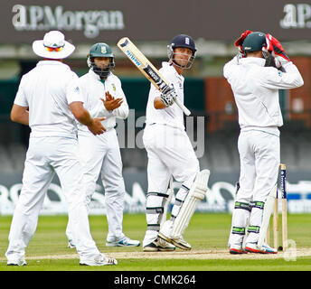 London, England, Vereinigtes Königreich. 20. August 2012. Englands Jonathan Trott feiert ein halbes Jahrhundert als Südafrikas Hashim Amla während der dritten Investec Cricket Test Länderspiel zwischen England und Südafrika, spielte bei der Lords Cricket Ground applaudiert. Stockfoto