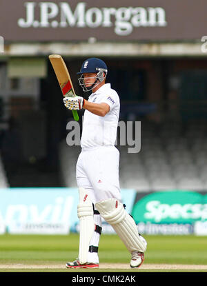 20.08.2012-London, England. Englands Jonny Bairstow feiert ein halbes Jahrhundert während der dritten Investec Cricket Test Länderspiel zwischen England und Südafrika, spielte bei der Lords Cricket Ground: obligatorische Kredit: Mitchell Gunn Stockfoto