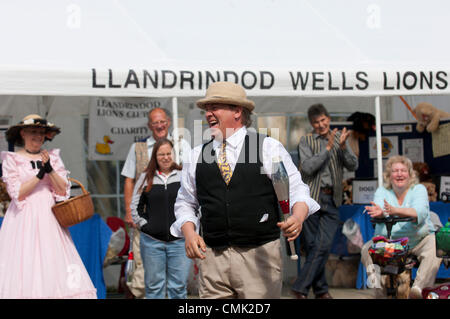 20. August 2012. Llandrindod Wells, Wales, UK. Ein Entertainer amüsiert das Publikum in Tempelgärten während der viktorianischen Festwoche. Photo Credit: Graham M. Lawrence/Alamy Live-Nachrichten. Stockfoto